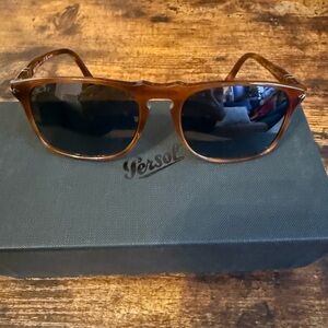 Persol Tortoise Shell Sunglasses PO3059S
Polarized Lenses Italy Men’s